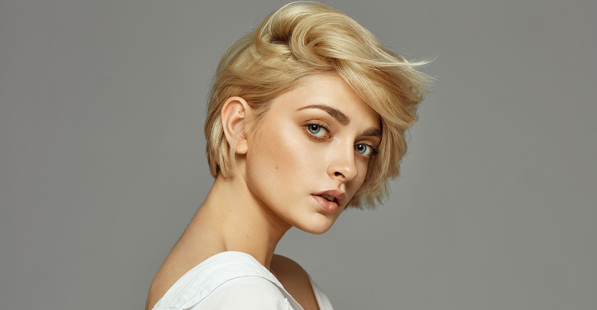 235Modelo branca com olhos verdes com cabelo loiro curto